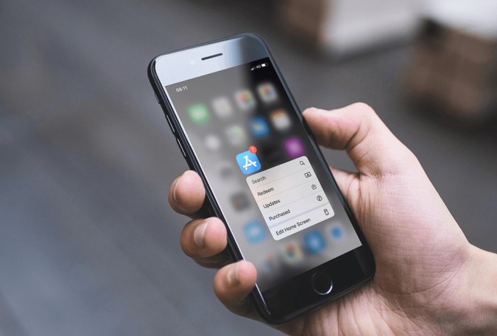 La mano de una persona con un celular en su mano haciendo cambios pra saber cómo esconder apps en iPhone