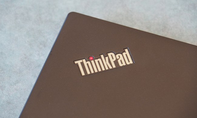 detalle de una Lenovo ThinkPad con su logo