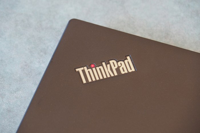 detalle de una Lenovo ThinkPad con su logo