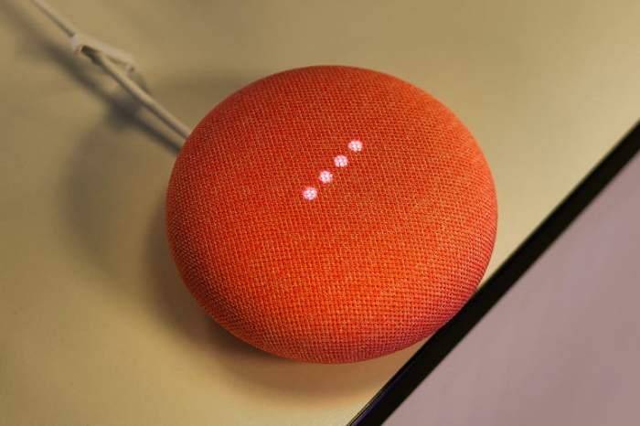 Google Nest Mini de color naranja sobre una mesa