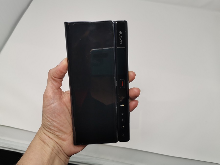 teléfono Huawei Mate Xs plegable cerrado de color negro