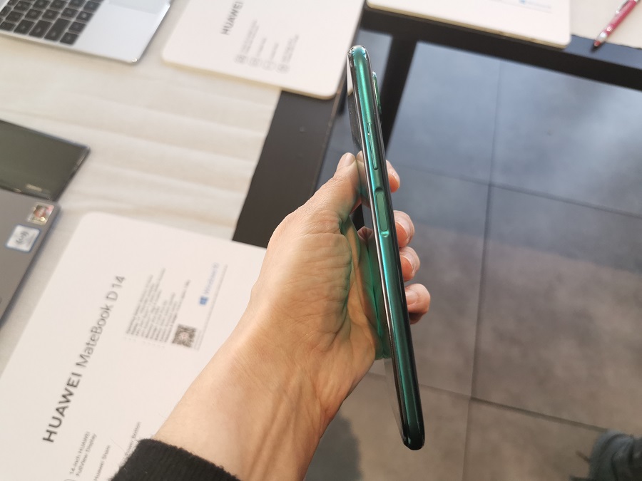 lateral del huawei p40 lite con el lector de huella