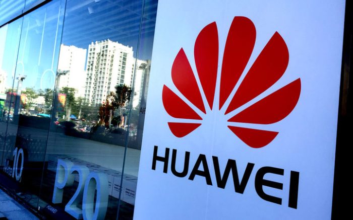 Un edificio con el logo de Huawei