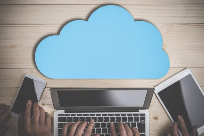 Un celular, una laptop y una tableta evaluando la mejor opción de servicios de almacenamiento en la nube