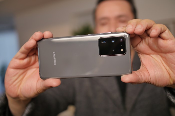 hombre tomando una foto con Samsung Galaxy S20 Ultra