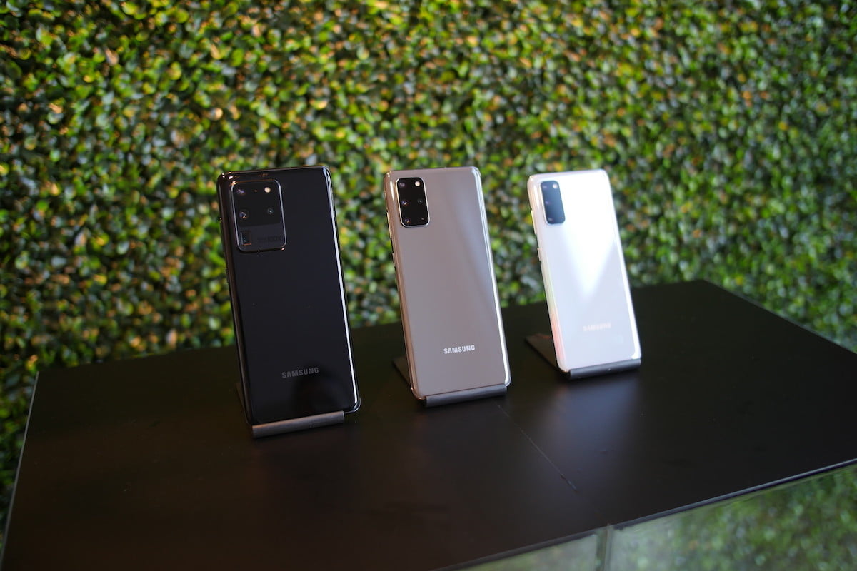 Tres teléfons Samsung Galaxy S20 Ultra, S20 + y S20
