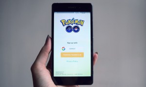 Teléfono con la app de Pokémon Go