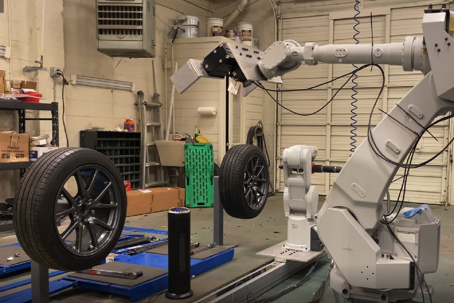 Este robot cambia neumáticos en un abrir y cerrar de ojos