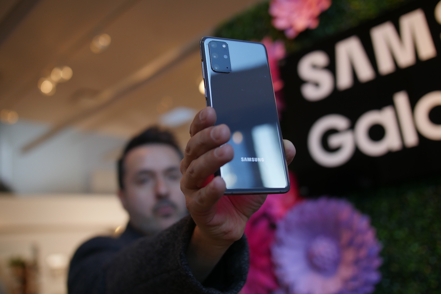 persona sujetando con la mano el teléfpno Samsung Galaxy S20