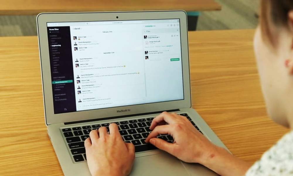 Mujer trabajando en una portatil con Slack