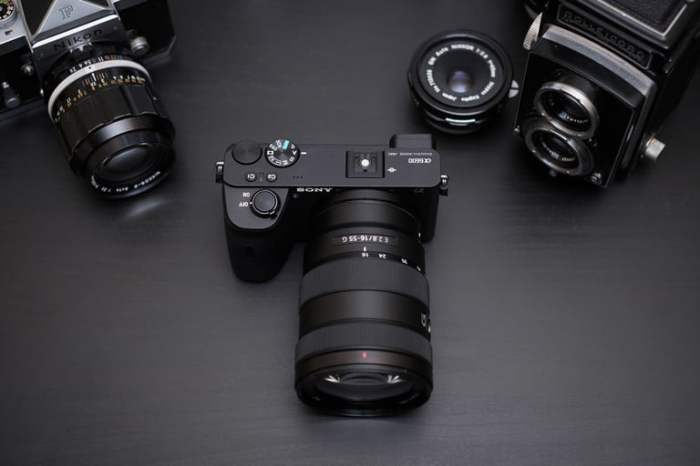 cámara Sony A6600 junto con varios objetivos