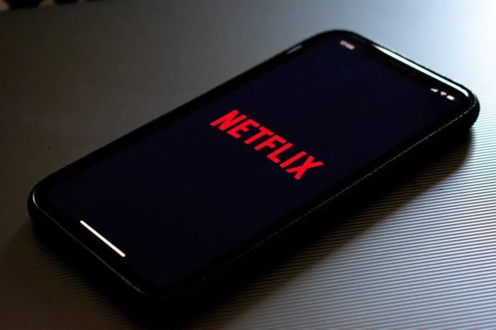 Un teléfono inteligente con el logo de Netflix