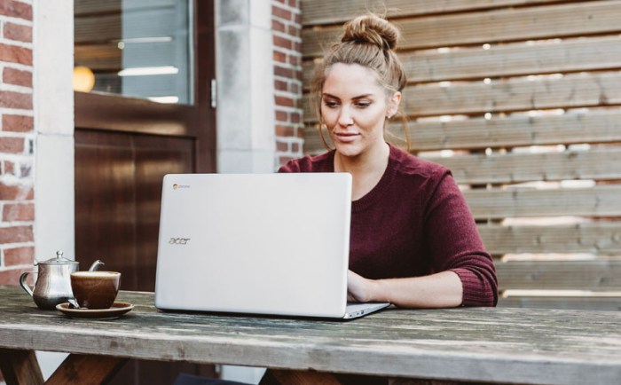 Mujer usando una laptop usando las mejores apps para trabajar desde casa
