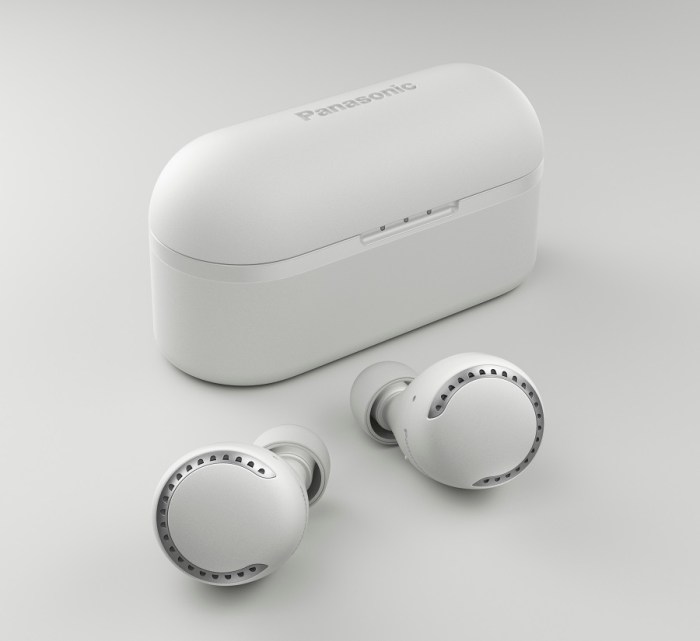 auriculares true wireless Panasonic S500W de color gris junto al estuche de carga