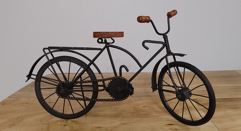 bicicleta de accesorio en una mesa
