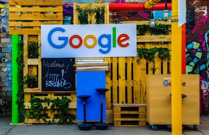 El logo de Google en un parque