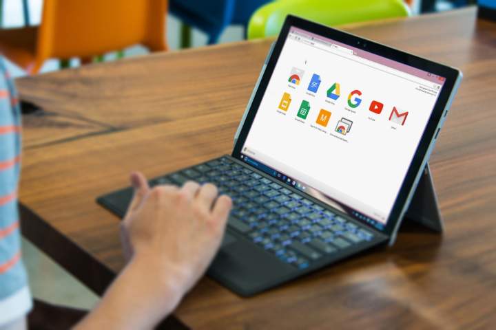 Una persona escribe en una computadora con sistema operativo Chrome OS