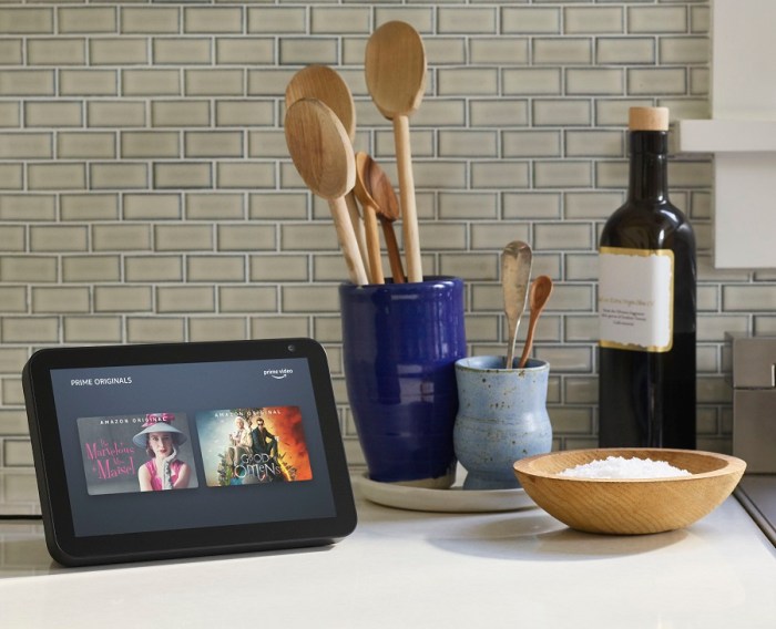 Dispositivo Amazon Echo Show y utensilios de cocina sobre una encimera