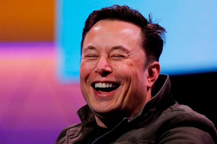 Elon Musk sonríe