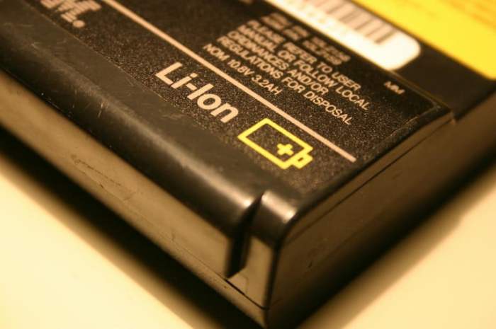 Vista parcial de batería de portatil para verificar cuánto dura la carga