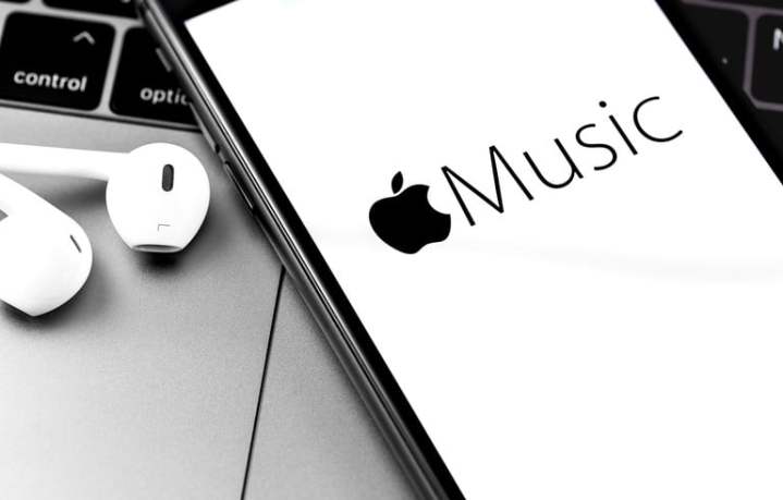 Un teléfono con el logo de Apple Music, uno de los mejores servicios de streaming de música