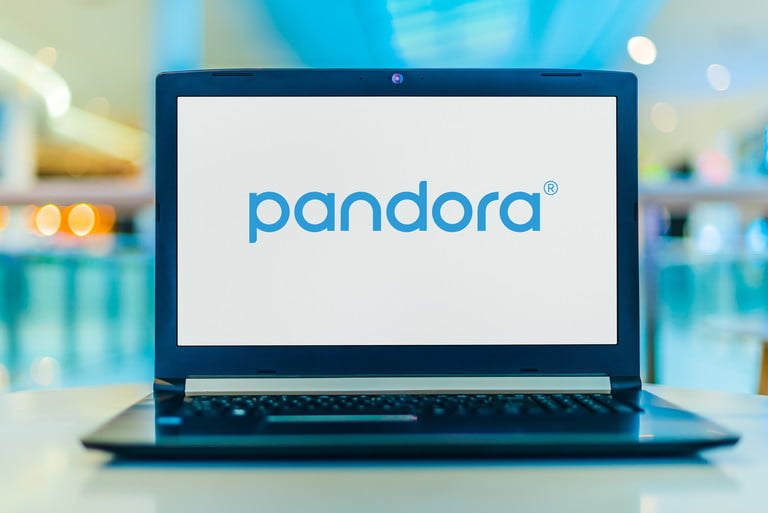 Una computadora con el logo de Pandora, uno de los mejores servicios de streaming de música