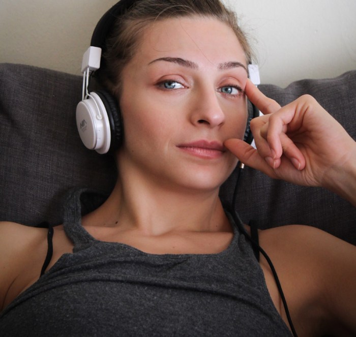 Una mujer con audífonos disfrutando la prueba gratis después de saber cuánto cuesta Apple Music