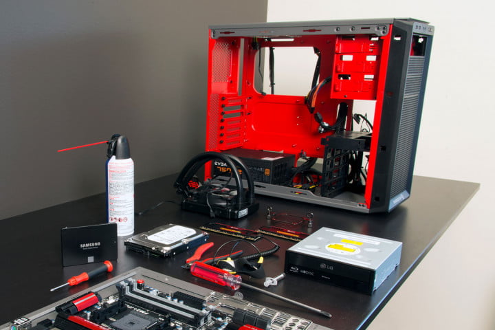 Gabinete para computadora rojo y negro, cooler. DVD interno, bote de aire comprimido disco duro y herramienta para aprender a cómo construir una computadora