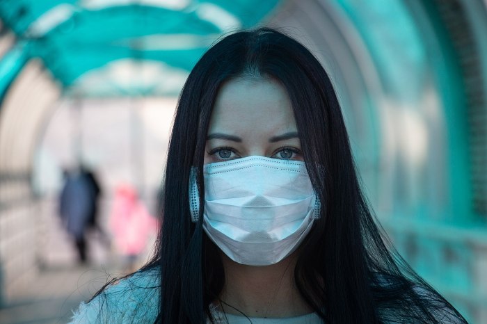anticuerpos coronavirus no entregan inmunidad covid 2019 girl in mask fear
