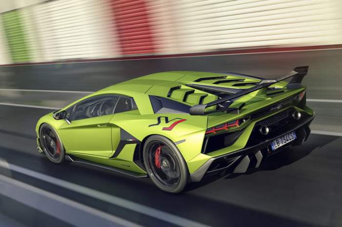 Lamborghini SVJ Verde Scandal en movimiento sobre una pista, insignia de una de las mejores marcas de auto