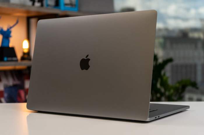 Laptop Mac sobre un escritorio vista desde atrás para hacer un comparativo entre MacBook Pro 13 vs. MacBook Pro 16