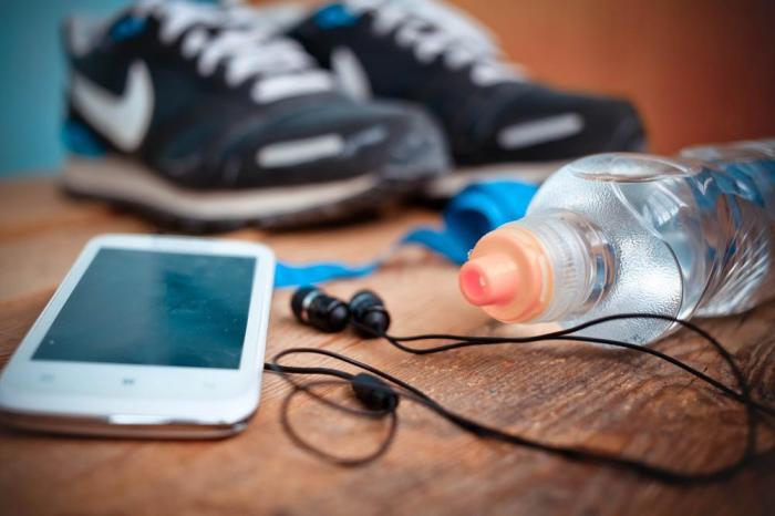 mejor app para fitness – teléfono, agua y unas deportivas