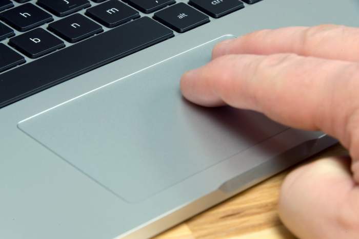 Dos dedos sobre el pad de una ChromeBook es el gesture para botón derecho en Chromebook