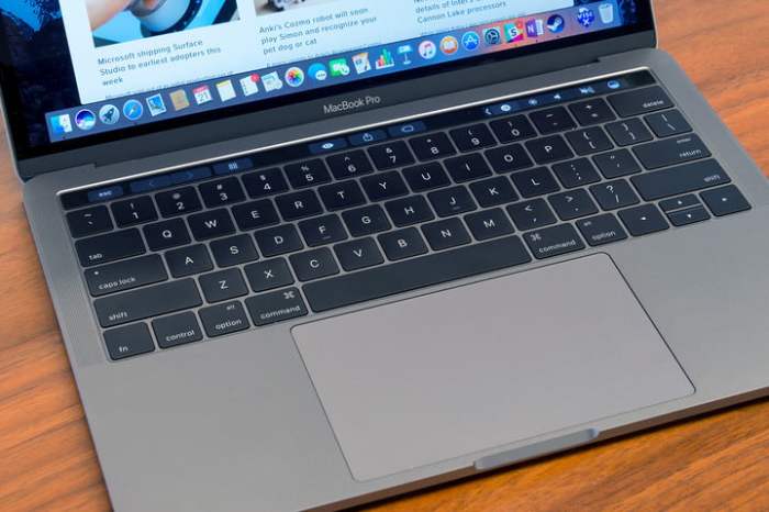 Una MacBook Pro sobre un escritorio