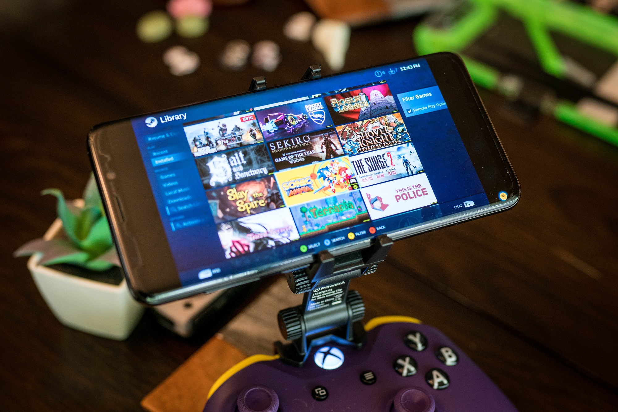 Un celular con un clip conectado a un Control de Xbox, como opción para una Nintendo Switch