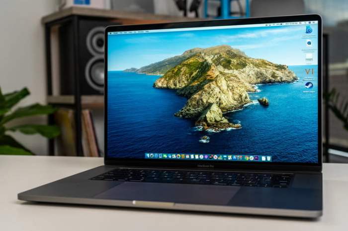 MacBook Pro 16 pulgadas sobre un escritorio y con una imagen de una isla