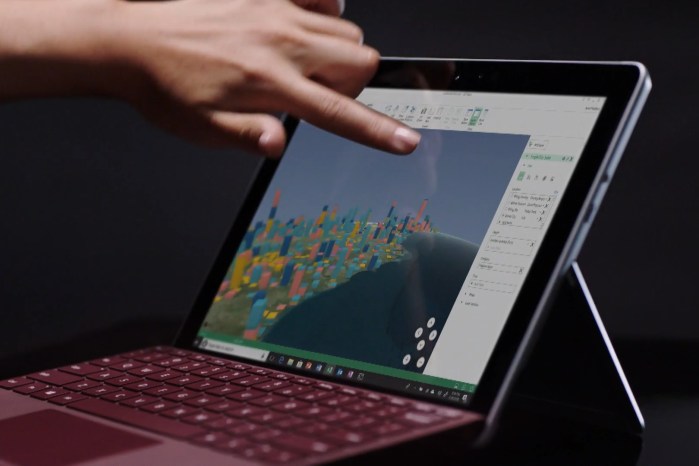 Una persona tocando el display para hacer captura de pantalla en Microsoft Surface