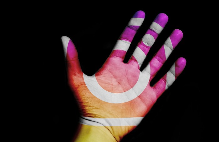 Una mano con el logo de Instagram sobrepuesto
