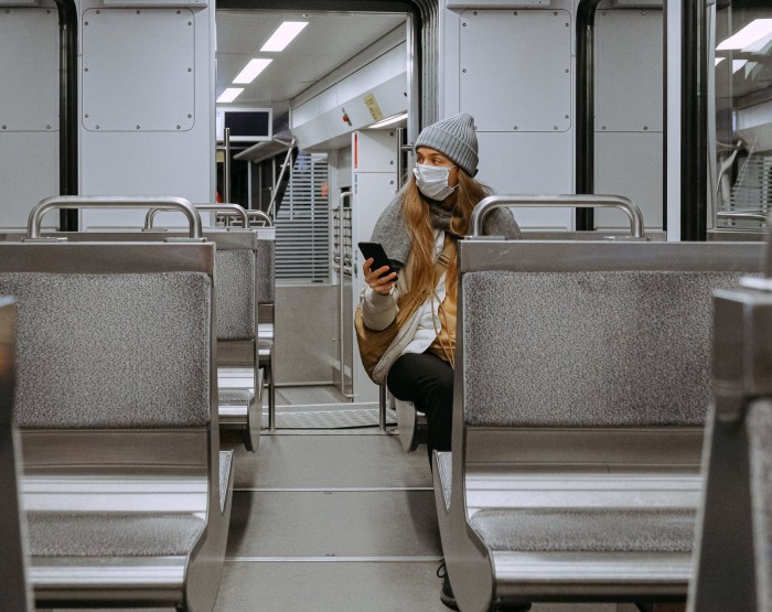 persona con mascarilla en el metro