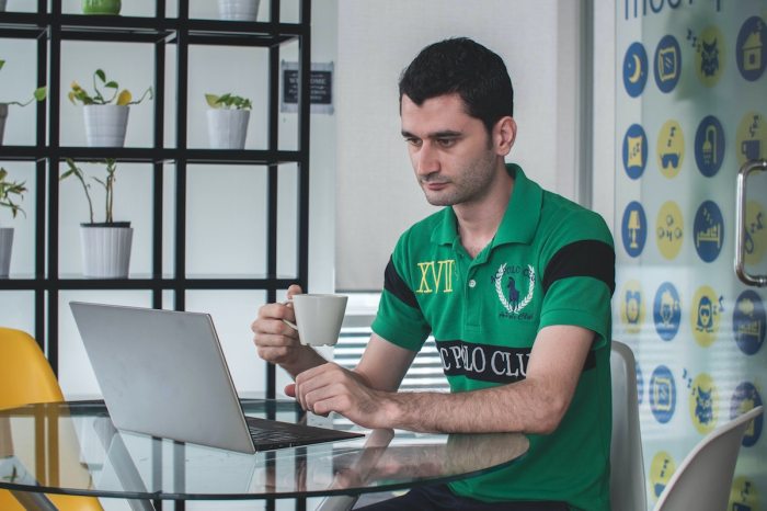 hombre tomando café y mirando su laptop – servicios gratuitos