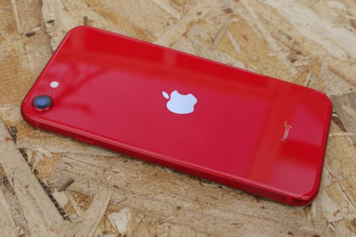 Un iPhone SE 2020 de color rojo sobre una mesa