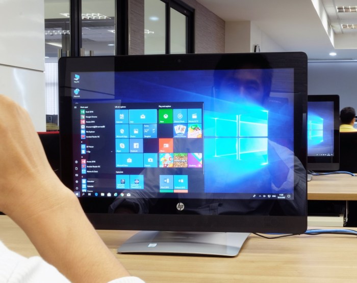 Computadora sobre un escritorio con la pantalla de Windows, para revisar cómo acelerar Windows