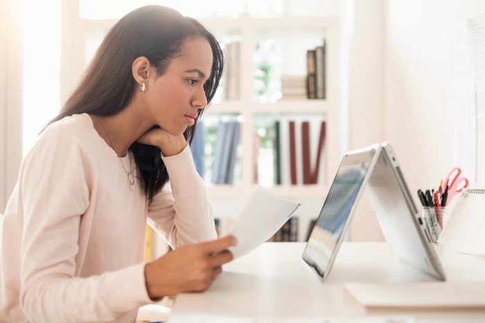 Una mujer frente a su laptop usando las mejores apps para Windows