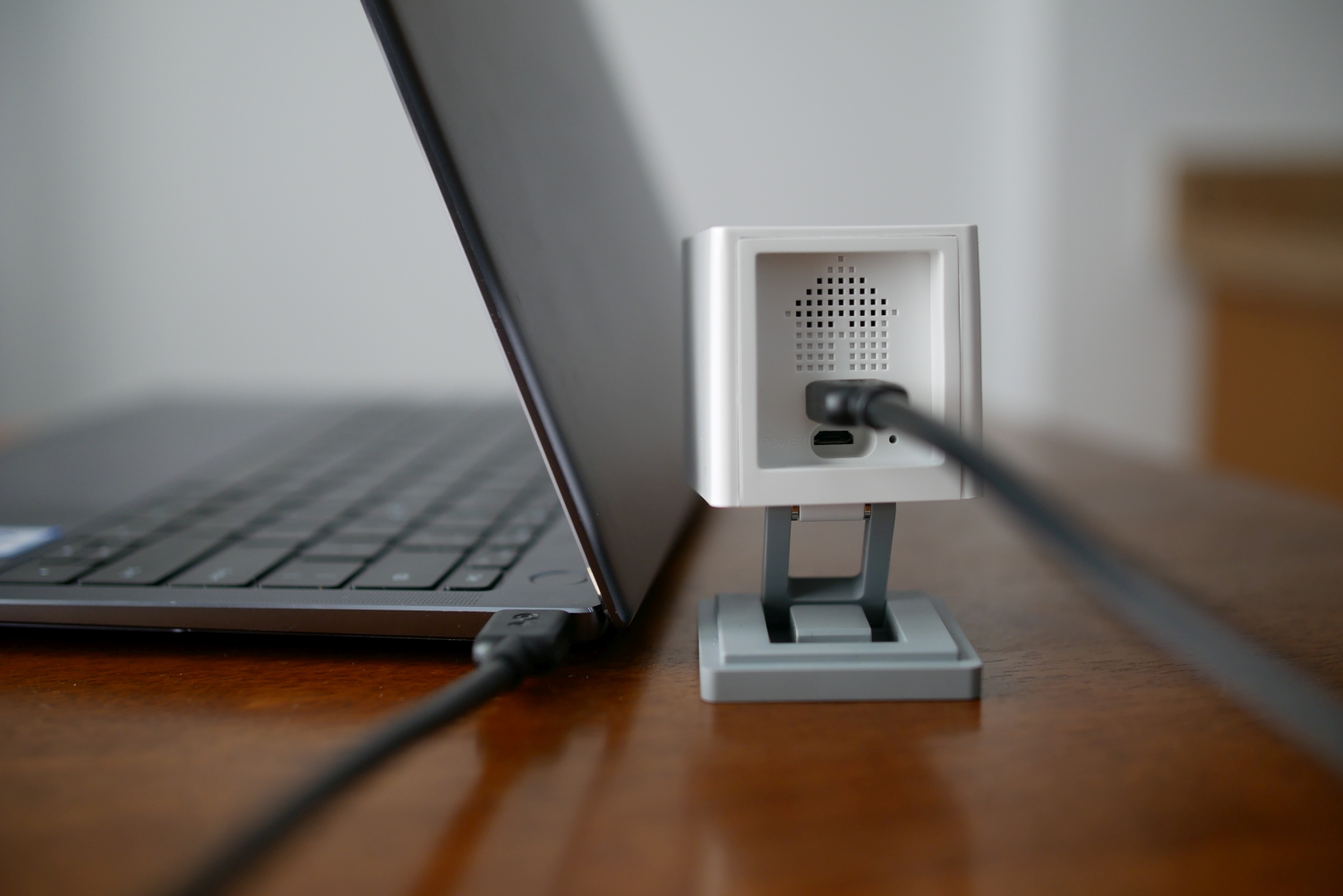 Wyze Cam vista desde atrás conectada y junto a una laptop