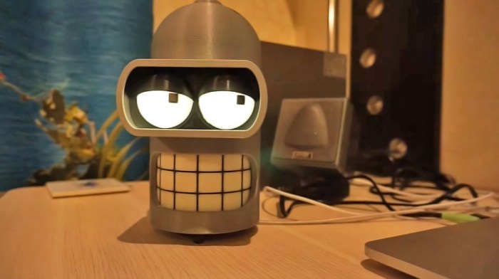 Un altavoz inteligente con forma de Bender de Futurama