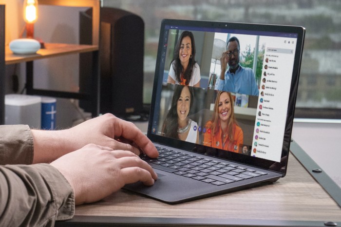 Una persona en videollamada en su laptop para conocer funciones de Microsoft Teams