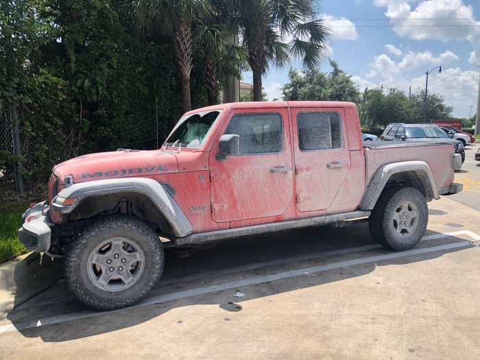 camioneta jeep roja y sucia
