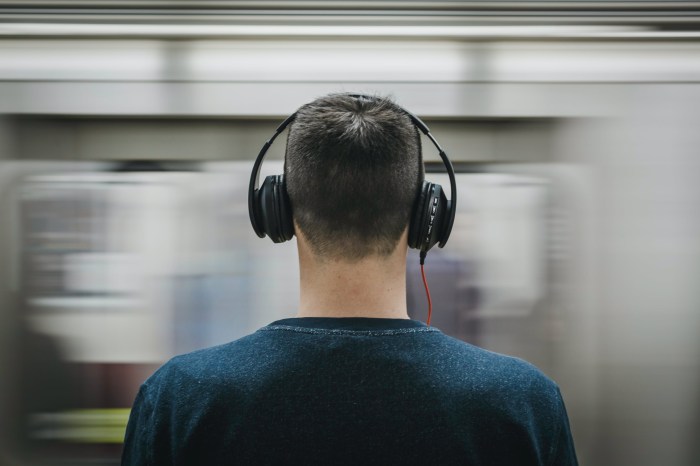 Un hombre con audífonos en el tren subterráneo