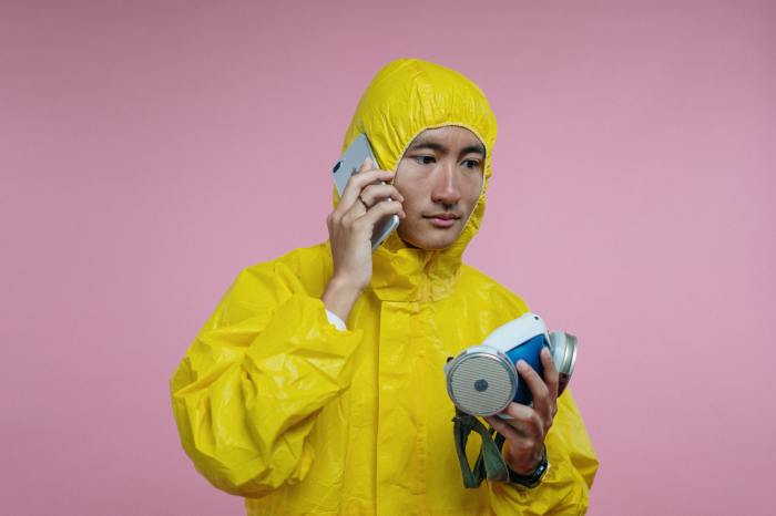 Un hombre intenta cuidarse de la radiación de teléfonos móviles
