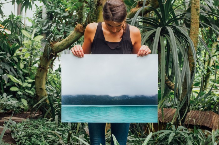 Una chica sostiene una foto impresa en gran formato